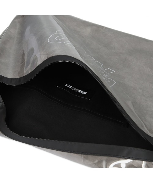 WIND AND SEA（ウィンダンシー）の「Clarity TPU Clutch Bag（クラッチバッグ・メンズ・ブラック/チャコール/サンドベージュ・FREE）」の13枚目の写真