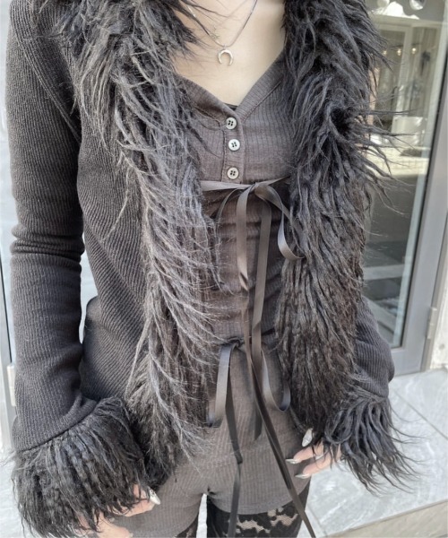 Never mind the XU / Chikashitsu+(ネバーマインド ザ エックスユー / チカシツプラス)の「【nmtc+】fur cardigan / 【エヌエムティーシープラス】ファー長袖カーディガン(カーディガン/ボレロ・レディース・ベージュ/グレー/ブラック/アイボリー・ONE SIZE)」の5枚目の写真