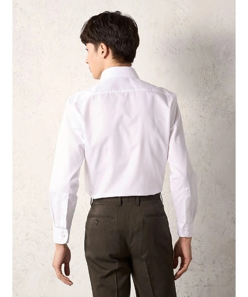Perfect Suit FActory(パーフェクトスーツファクトリー)の「【WEB限定・クラシコ】長袖ワイシャツ セミワイド ホワイト(ビジネスシャツ・メンズ・ホワイト・首回り37cm-裄丈80cm/首回り39cm-裄丈82cm/首回り41cm-裄丈84cm/首回り43cm-裄丈86cm/首回り45cm-裄丈86cm)」の2枚目の写真
