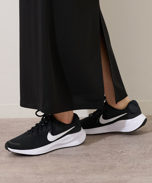 NIKE（ナイキ）の「【NIKE/ナイキ】ウィメンズ レボリューション 7（その他シューズ・レディース・ブラック・23cm/23.5cm/24cm/24.5cm/25cm）」の2枚目の写真