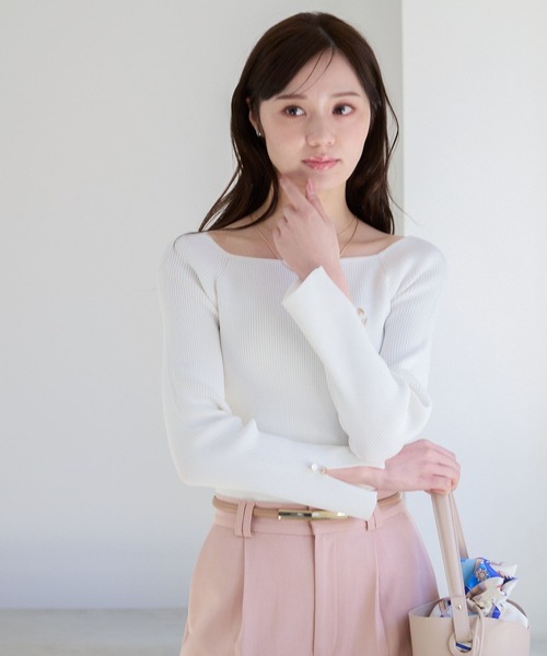 Andemiu（アンデミュウ）の「スクエアオフショルニット325794（ニット/セーター・レディース・オフホワイト/ブルー/ブラック/コーラル・FREE）」の2枚目の写真