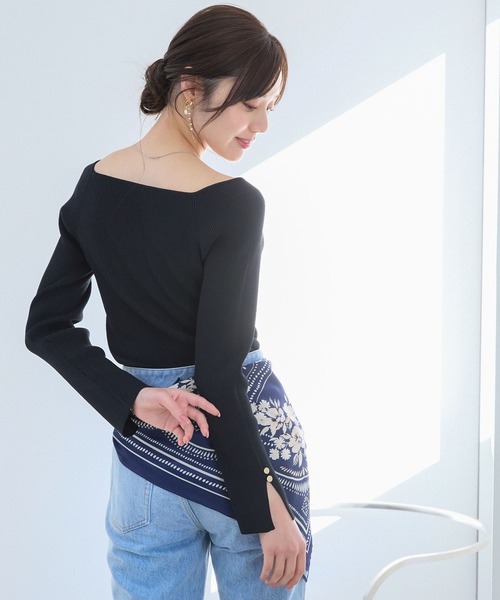 Andemiu（アンデミュウ）の「スクエアオフショルニット325794（ニット/セーター・レディース・オフホワイト/ブルー/ブラック/コーラル・FREE）」の3枚目の写真