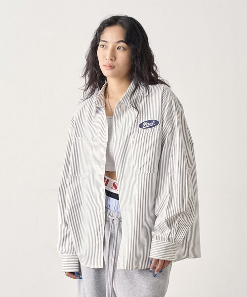 WHO'S WHO gallery（フーズフーギャラリー）の「【UNISEX/ユニセックス】COOPER FACTロゴワッペンシャツ（シャツ/ブラウス・レディース・ブラウン系その他/チャコールグレー/ホワイト/ブラウン・FREE）」の2枚目の写真