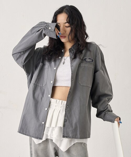 WHO'S WHO gallery（フーズフーギャラリー）の「【UNISEX/ユニセックス】COOPER FACTロゴワッペンシャツ（シャツ/ブラウス・レディース・ブラウン系その他/チャコールグレー/ホワイト/ブラウン・FREE）」の3枚目の写真