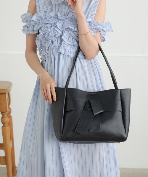 ALTROSE(アルトローズ)の「2way 変形 トート リボン A4(トートバッグ・レディース・ブラック/アイボリー/グレイッシュベージュ・FREE)」の20枚目の写真