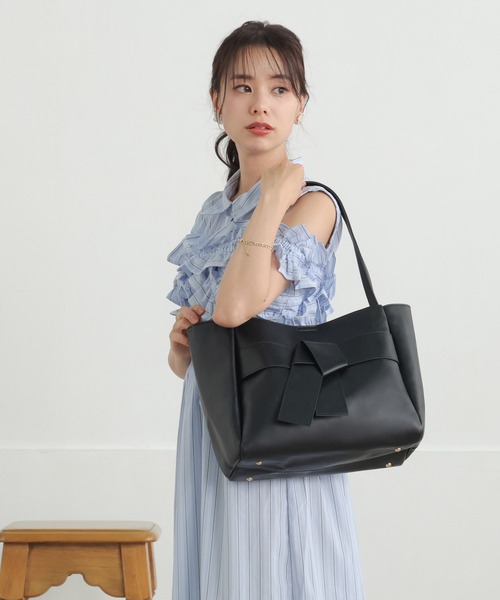 ALTROSE(アルトローズ)の「2way 変形 トート リボン A4(トートバッグ・レディース・ブラック/アイボリー/グレイッシュベージュ・FREE)」の22枚目の写真