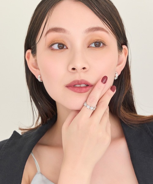 Phoebe(フィービィー)の「【痛くないシリーズ/金属アレルギー対応】マーガレットフラワーフープライトフィットイヤリング(イヤリング・レディース・シルバー/イエローゴールド・FREE)」の14枚目の写真
