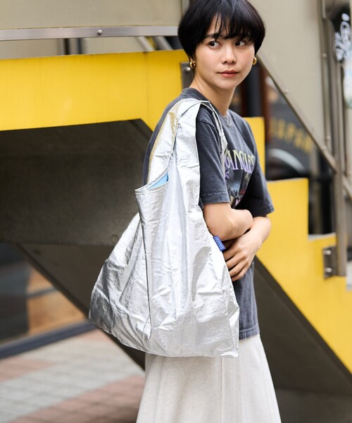 BAGGU（バグー）の「BAGGU/バグゥ STANDARD BAGGU メタリック ナイロン スタンダードバグゥ（エコバッグ/サブバッグ・レディース・シルバー/ゴールド/ピンク・ONE SIZE）」の11枚目の写真