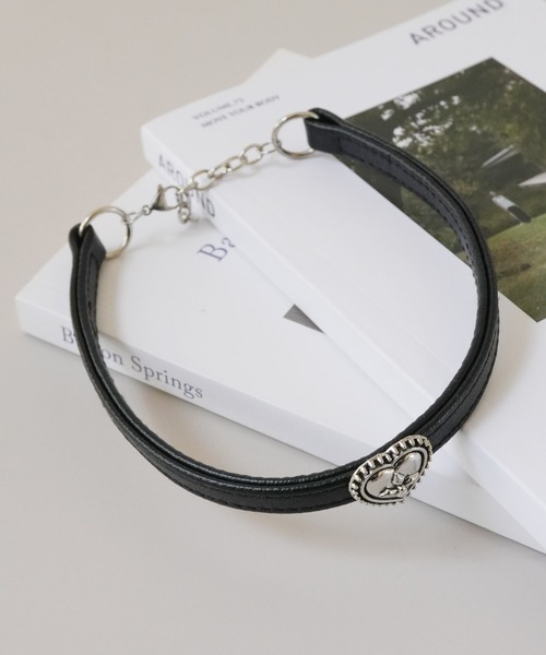 Port(ポート)の「【 Port / ポート 】 アンティーク調 モチーフ フェイクレザー チョーカー(チョーカー・レディース・ブラック系その他/ブラック・FREE)」の3枚目の写真