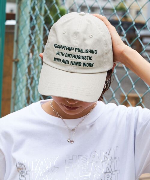 FFEIN（フェイン）の「【FFEIN(フェイン)】3段メッセージ刺繍キャップ / 刺繍　深めキャップ（キャップ・メンズ・レッド/ベージュ/ネイビー/ブラック/ブルー・FREE）」の2枚目の写真