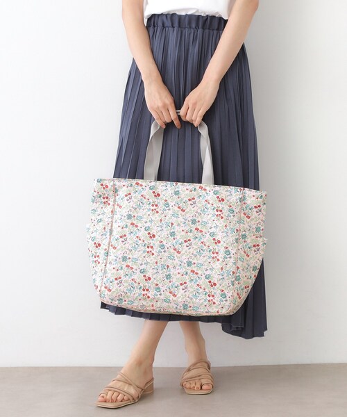 LAURA ASHLEY(ローラアシュレイ)の「【撥水加工/キャリーセット可】ロサ サンクタ柄 トラベル トートバッグ(トートバッグ・レディース・アイボリー系/ピンク系その他/ブルー系5・00)」の19枚目の写真