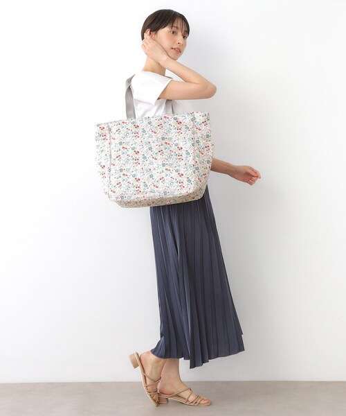 LAURA ASHLEY(ローラアシュレイ)の「【撥水加工/キャリーセット可】ロサ サンクタ柄 トラベル トートバッグ(トートバッグ・レディース・アイボリー系/ピンク系その他/ブルー系5・00)」の20枚目の写真
