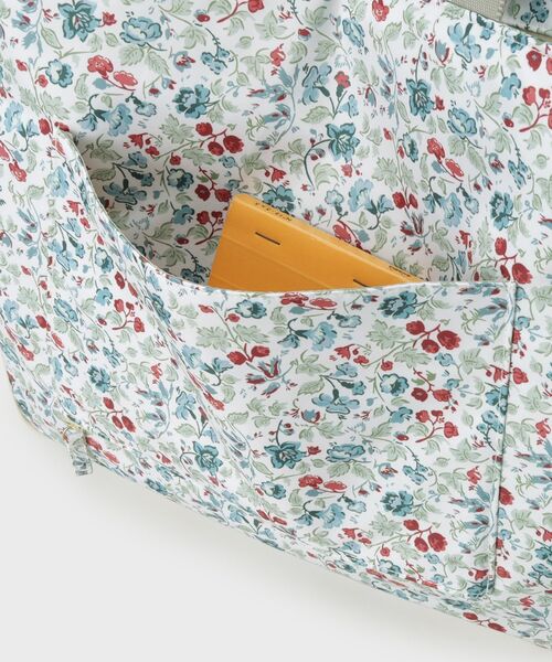 LAURA ASHLEY(ローラアシュレイ)の「【撥水加工/キャリーセット可】ロサ サンクタ柄 トラベル トートバッグ(トートバッグ・レディース・アイボリー系/ピンク系その他/ブルー系5・00)」の9枚目の写真