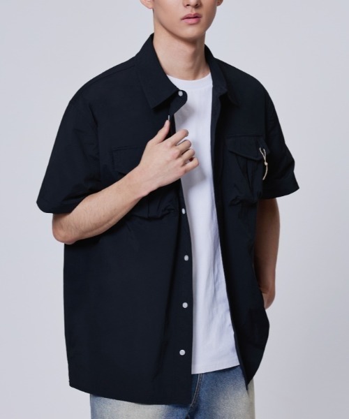 Vini(ヴィニ)の「ユーティリティポケットナイロンシャツ(シャツ/ブラウス・メンズ・ベージュ/ネイビー/グレー・SMALL/MEDIUM/LARGE)」の3枚目の写真