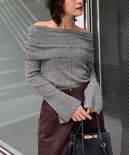 NOLLEY’S Sophi（ノーリーズソフィ）の「カシミヤ混ガーゼ風リブオフショルプルオーバーニット（ニット/セーター・レディース・グレー/ベビーピンク/ダークブラウン・38）」の2枚目の写真