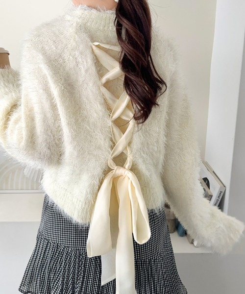 mily bilet(ミウィビレット)の「【mily bilet】背中で惹きつける、大人の甘さ。バッグリボンレースアップ衿レースレイヤードニットプルオーバー(ニット/セーター・レディース・アイボリー/グレー/チャコール・X-LARGE/SMALL/MEDIUM/LARGE)」の1枚目の写真