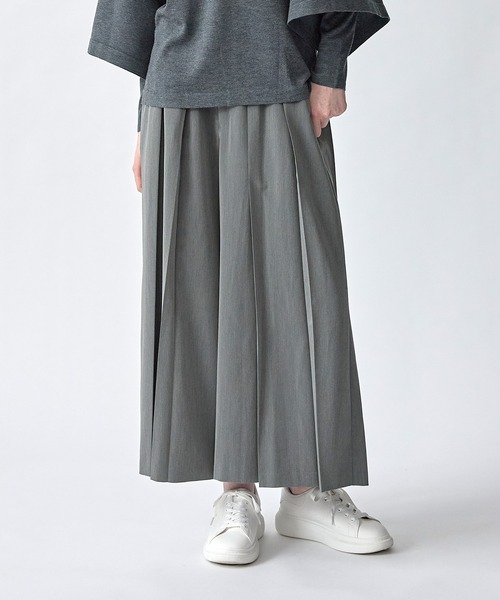 ATSURO TAYAMA(アツロウタヤマ)の「タックフレアパンツ(その他パンツ・レディース・グレー/ブラック・M/L)」の4枚目の写真