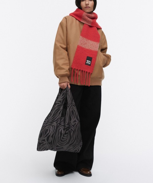 marimekko(マリメッコ)の「Jokuraita / Smartbag(エコバッグ/サブバッグ・レディース・ブラック/レッド・FREE)」の2枚目の写真