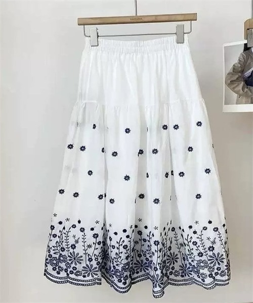 FREE STYLISTS(フリー スタイリスト)の「花刺繍ティアードスカート(スカート・レディース・ブラック/ブルー/ベージュ/ネイビー・FREE)」の1枚目の写真
