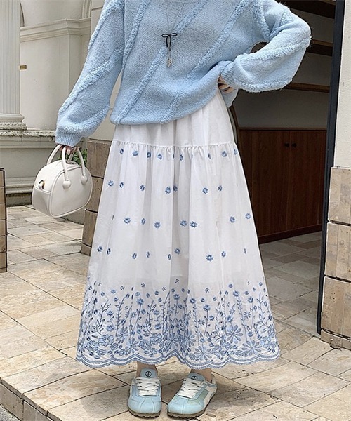 FREE STYLISTS(フリー スタイリスト)の「花刺繍ティアードスカート(スカート・レディース・ブラック/ブルー/ベージュ/ネイビー・FREE)」の4枚目の写真