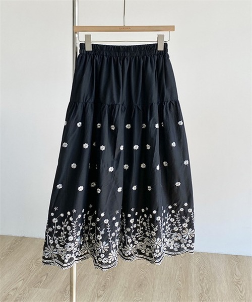 FREE STYLISTS(フリー スタイリスト)の「花刺繍ティアードスカート(スカート・レディース・ブラック/ブルー/ベージュ/ネイビー・FREE)」の2枚目の写真