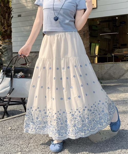FREE STYLISTS(フリー スタイリスト)の「花刺繍ティアードスカート(スカート・レディース・ブラック/ブルー/ベージュ/ネイビー・FREE)」の13枚目の写真