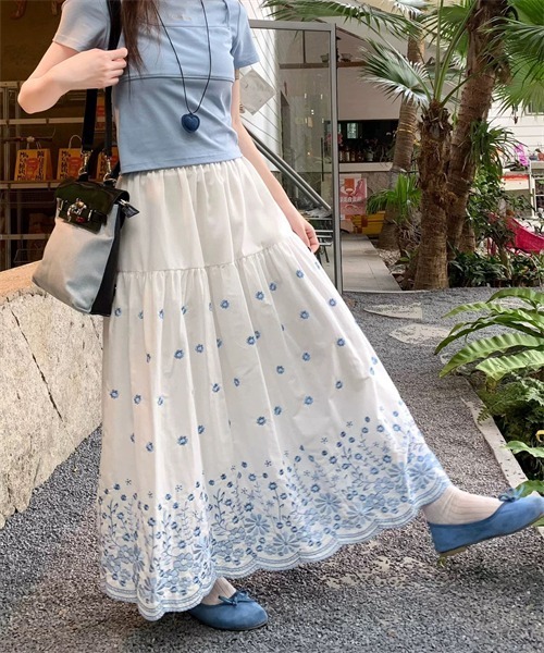 FREE STYLISTS(フリー スタイリスト)の「花刺繍ティアードスカート(スカート・レディース・ブラック/ブルー/ベージュ/ネイビー・FREE)」の10枚目の写真