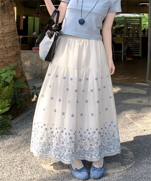FREE STYLISTS(フリー スタイリスト)の「花刺繍ティアードスカート(スカート・レディース・ブラック/ブルー/ベージュ/ネイビー・FREE)」の17枚目の写真