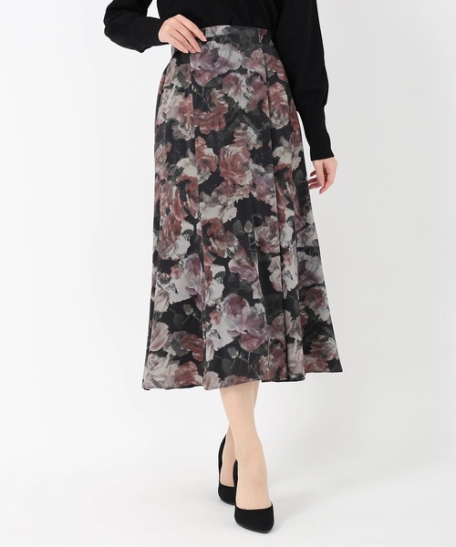 STRAWBERRY-FIELDS（ストロベリーフィールズ）の「ダークネスローズ_ナローシルエットプリントスカート（スカート・レディース・ブラック・1/2）」の3枚目の写真