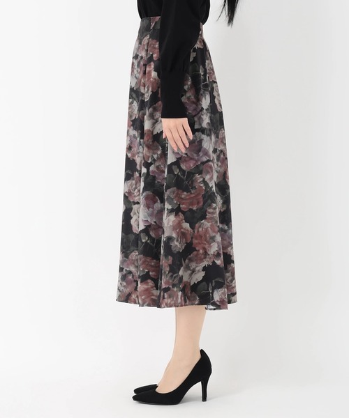 STRAWBERRY-FIELDS（ストロベリーフィールズ）の「ダークネスローズ_ナローシルエットプリントスカート（スカート・レディース・ブラック・1/2）」の4枚目の写真