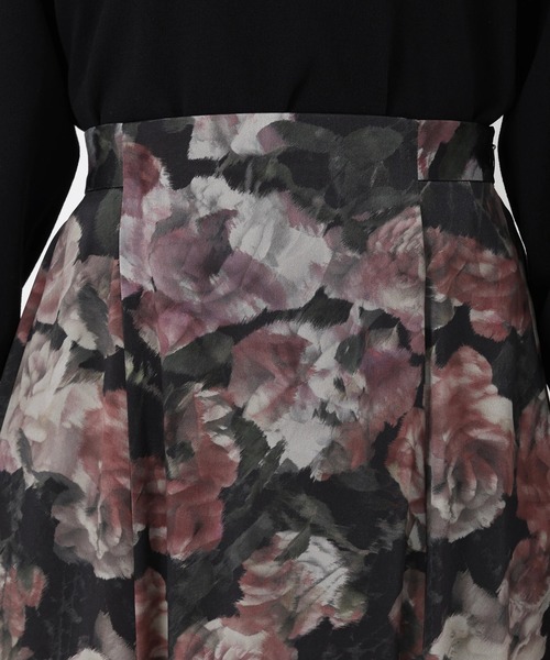 STRAWBERRY-FIELDS（ストロベリーフィールズ）の「ダークネスローズ_ナローシルエットプリントスカート（スカート・レディース・ブラック・1/2）」の6枚目の写真