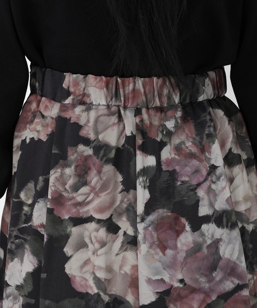 STRAWBERRY-FIELDS（ストロベリーフィールズ）の「ダークネスローズ_ナローシルエットプリントスカート（スカート・レディース・ブラック・1/2）」の7枚目の写真