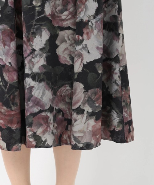 STRAWBERRY-FIELDS（ストロベリーフィールズ）の「ダークネスローズ_ナローシルエットプリントスカート（スカート・レディース・ブラック・1/2）」の8枚目の写真
