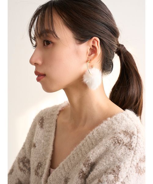 SNIDEL（スナイデル）の「ファーフープピアス（ピアス（両耳用）・レディース・ライトグレー/アイボリー/マルチ・F）」の9枚目の写真