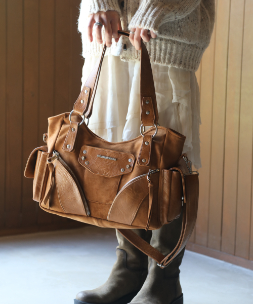 IUGAMAKARAS（イウガマカラス）の「Studded Suede Shoulder Bag (Camel)（ショルダーバッグ・レディース・その他・FREE）」の2枚目の写真