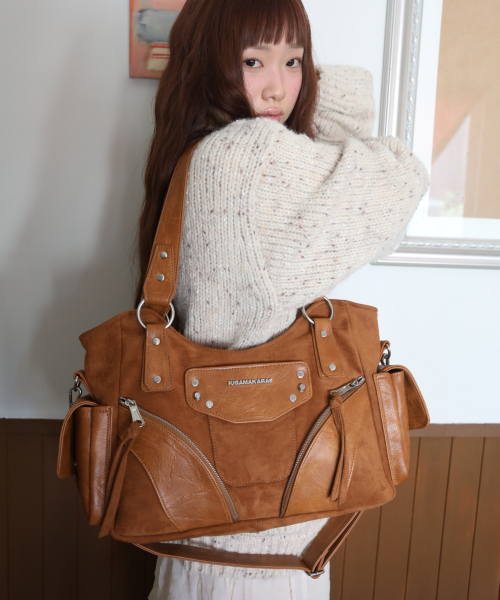 IUGAMAKARAS（イウガマカラス）の「Studded Suede Shoulder Bag (Camel)（ショルダーバッグ・レディース・その他・FREE）」の3枚目の写真