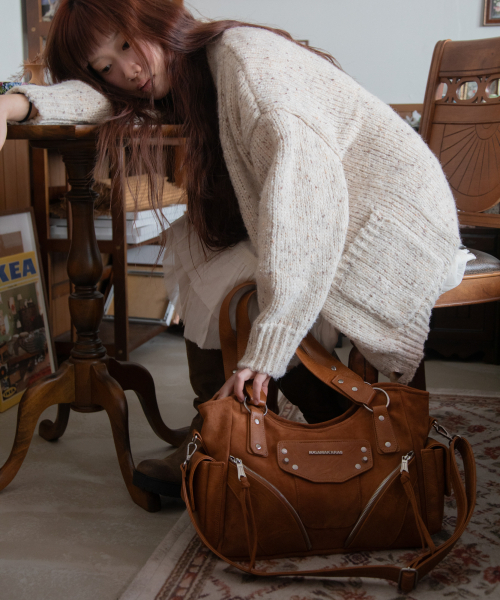IUGAMAKARAS（イウガマカラス）の「Studded Suede Shoulder Bag (Camel)（ショルダーバッグ・レディース・その他・FREE）」の4枚目の写真