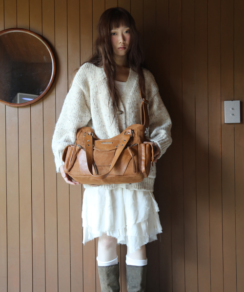 IUGAMAKARAS（イウガマカラス）の「Studded Suede Shoulder Bag (Camel)（ショルダーバッグ・レディース・その他・FREE）」の5枚目の写真