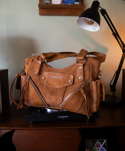 IUGAMAKARAS（イウガマカラス）の「Studded Suede Shoulder Bag (Camel)（ショルダーバッグ・レディース・その他・FREE）」の6枚目の写真
