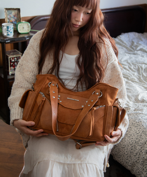 IUGAMAKARAS（イウガマカラス）の「Studded Suede Shoulder Bag (Camel)（ショルダーバッグ・レディース・その他・FREE）」の7枚目の写真