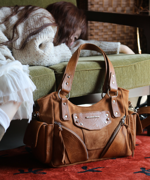 IUGAMAKARAS（イウガマカラス）の「Studded Suede Shoulder Bag (Camel)（ショルダーバッグ・レディース・その他・FREE）」の8枚目の写真
