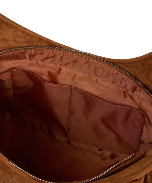 IUGAMAKARAS（イウガマカラス）の「Studded Suede Shoulder Bag (Camel)（ショルダーバッグ・レディース・その他・FREE）」の18枚目の写真