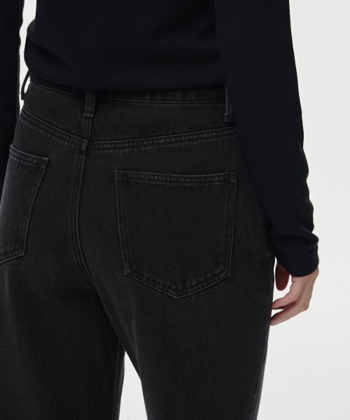 MUSINSA STANDARD WOMAN（ムシンサスタンダードウーマン）の「ウィメンズ裏起毛ストレートデニムパンツ[ウォッシュドブラック]（デニムパンツ・レディース・その他・30/24/25/26/27/28/29）」の7枚目の写真