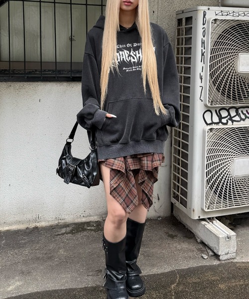 Figments(フィグメンツ)の「ダーティメタルロゴパーカー(パーカー・レディース・スミクロ/ホワイト/ピンク・FREE)」の12枚目の写真