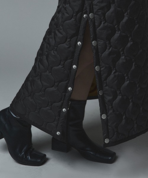 W:Huku(フーク)の「オニオン キルティング サイド スリット フレア スカート / Onion Quilted Side Slit Skirt(スカート・レディース・ブラック/ライトベージュ/カーキ・M/L)」の4枚目の写真