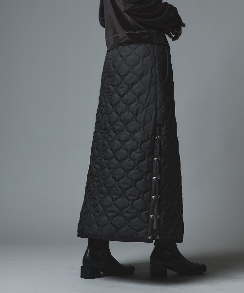 W:Huku(フーク)の「オニオン キルティング サイド スリット フレア スカート / Onion Quilted Side Slit Skirt(スカート・レディース・ブラック/ライトベージュ/カーキ・M/L)」の11枚目の写真