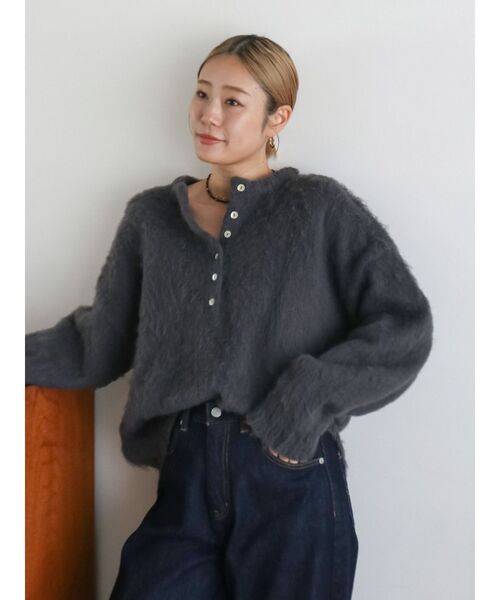 Ungrid(アングリッド)の「ヘンリーネック起毛ルーズニット(ニット/セーター・レディース・オフホワイト/チャコールグレー/イエロー/レッド/ピンク・FREE)」の13枚目の写真