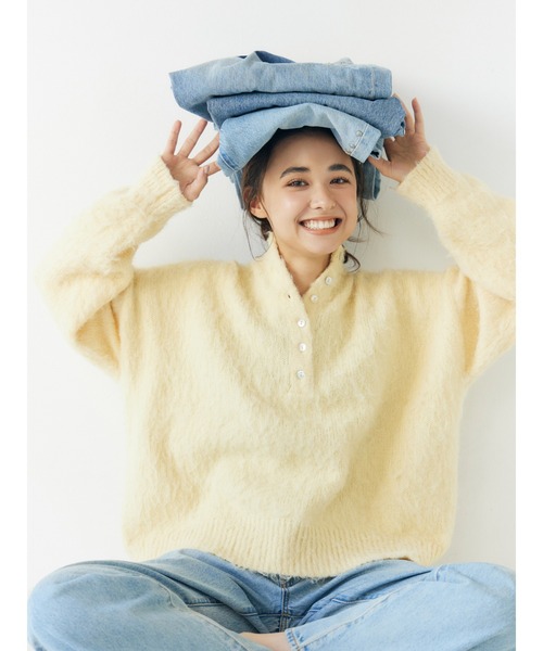 Ungrid(アングリッド)の「ヘンリーネック起毛ルーズニット(ニット/セーター・レディース・オフホワイト/チャコールグレー/イエロー/レッド/ピンク・FREE)」の3枚目の写真