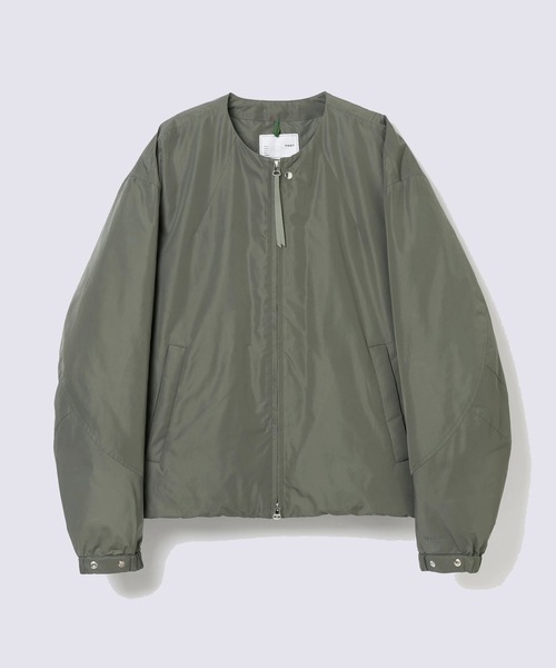 YDOT（ワイドット）の「【YDOT】COLLARLESS BOMBER DOWN JACKET（ダウンジャケット/コート・メンズ・セージグリーン/ブラック・M/L）」の2枚目の写真