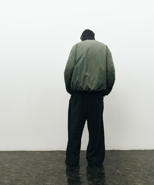 YDOT（ワイドット）の「【YDOT】COLLARLESS BOMBER DOWN JACKET（ダウンジャケット/コート・メンズ・セージグリーン/ブラック・M/L）」の14枚目の写真